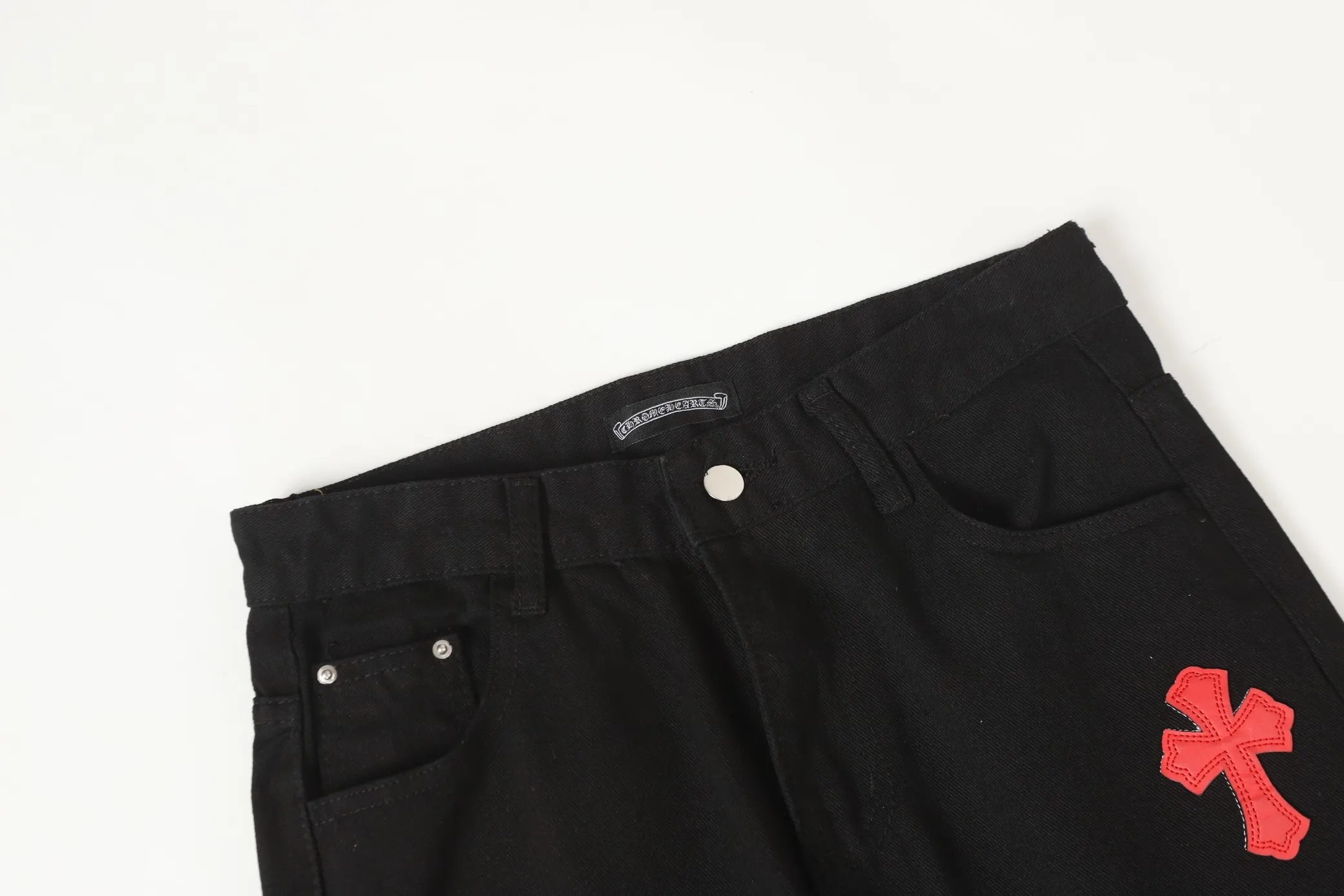 P256 Actual photo [High quality] Coding: LH007 Color: Picture color Size: S to XXXL - Chrome Hearts/Chrome Hearts Classic colored leather cross washed color cloth unisex denim trousers - Vibe style straight stacked god-level version - Carbon fine bias denim color cloth - Old vintage complete set of hardware - Chrome Hearts high version uses high ounce custom fabrics, enzyme washing and soft color fixation, soft and thick to wear The details are all produced by pure hand polishing and craftsmanship. All-over jacquard fabrics have unique design styles. Multiple processes create a full retro feel. Niche unique non-colliding shirts. Customized old spray-painted buttons. Every detail is crafted with craftsmanship. Size Pants length Waist Hips Unit cm S 98 68 100 M 99 72 104 L 100 76 108 XL 101 80 112 XXL 102 84 116 XXXL 103 88 120